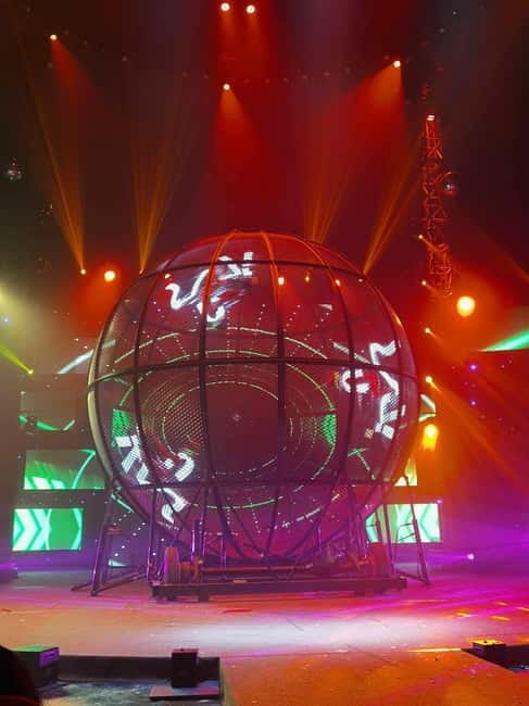 Bohol Show Ocean Fantasy - Aerial dance turns the stage into open space