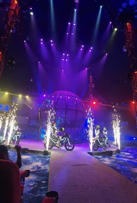 Bohol Show Ocean Fantasy - Acrobats bring strength and risk to the center stage