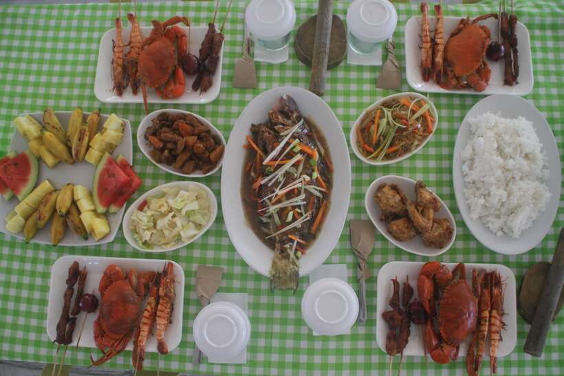 Boracay: Island and Beach-Hopping Boat Tour with Snorkeling - Filipino buffet lunch with a view