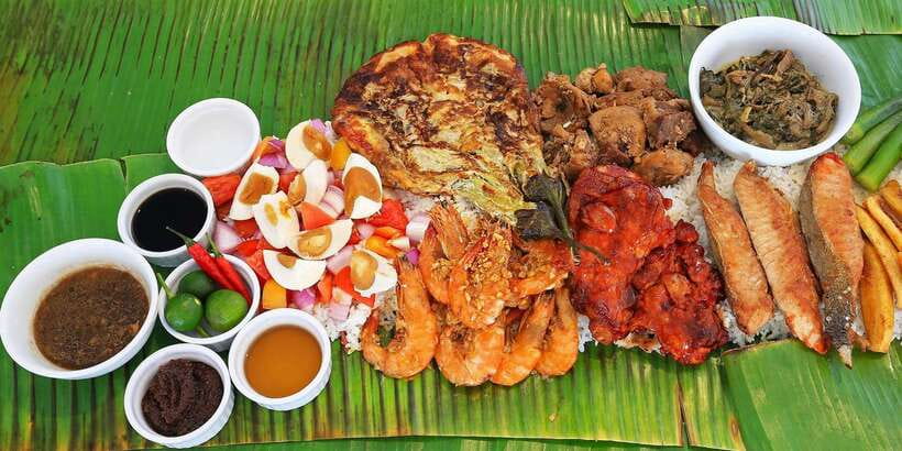 Boracay: Island Hopping Tour with Boodle Fight Lunch - The hot kawa bath finish