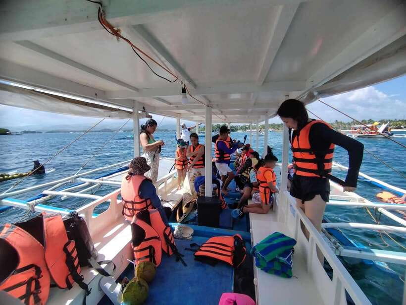 Boracay: Private Island Boat Tour and Lunch with Seaview - What the boat ride feels like