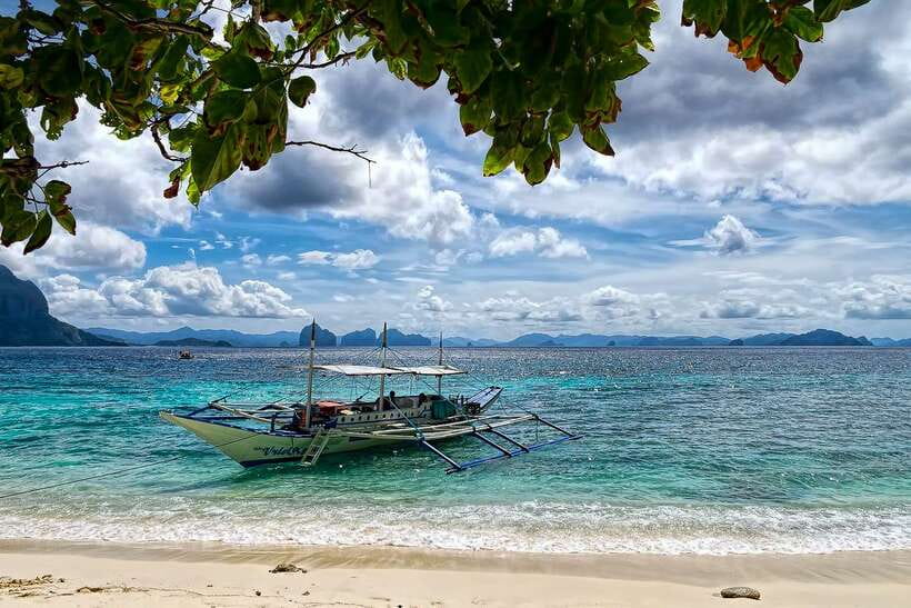 Boracay: Private Island Hopping & Snorkeling Tour - Meeting at Astoria Boracay and getting on the boat