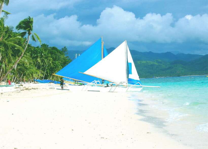 Boracay: Private Traditional Bamboo Boat Sailing Tour - Boarding the traditional bamboo boat