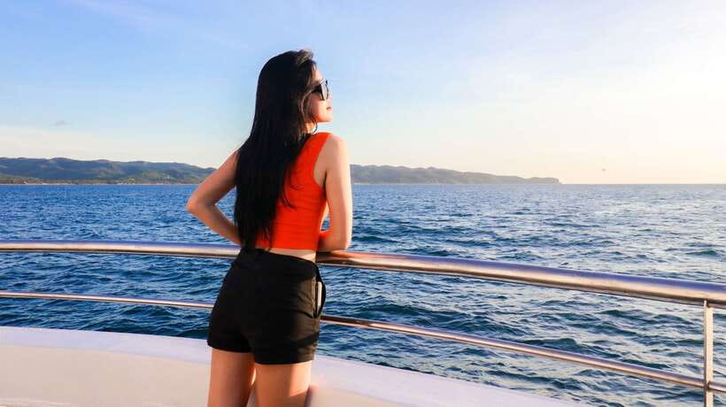 Boracay: Scenic Sunset Cruise with Live Music - Welcome drinks, pica-pica, and the included bar value