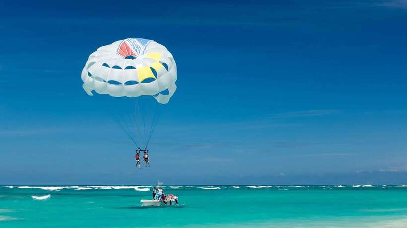 Boracay: Solo or Tandem Parasailing Experience - Getting ready with the crew