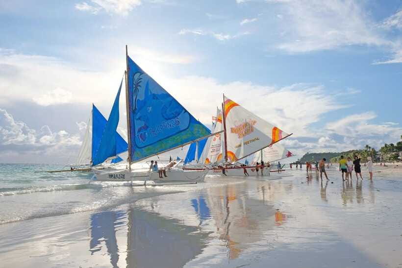 Boracay: Sunset Paraw Sailing Trip - Sailing around the bay for 30 minutes