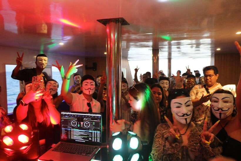 Boracay: Ultimate Party Cruise aboard the Andy World Yacht - Sunset views are the main event