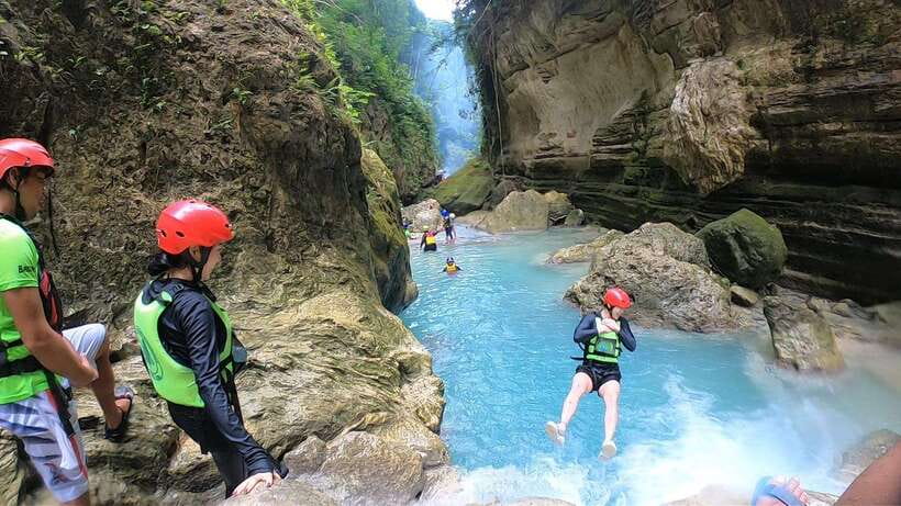 Cebu: Pescador Island, Sardines run and Kawasan Canyoneering - Starting in Moalboal with turtles and coral gardens