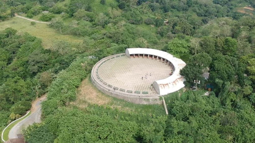 Cebu: Private Panoramic Tour with Dinner - A colorful stop at Sirao Flower Garden