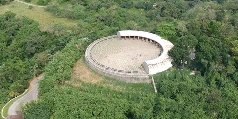 Cebu: Private Panoramic Tour with Dinner - A roadside market with local flavor