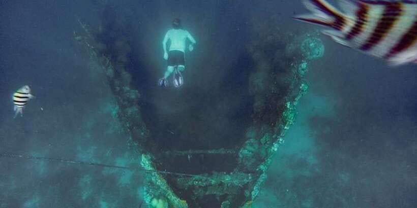 Coron: Barracuda Lake, Skeleton Wreck, Twin Lagoon Boat Tour - Smith Beach turns lunch into part of the experience