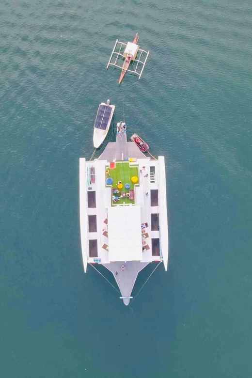 Coron Island: Premier Trimaran Tour - Twin Lagoon’s limestone walls