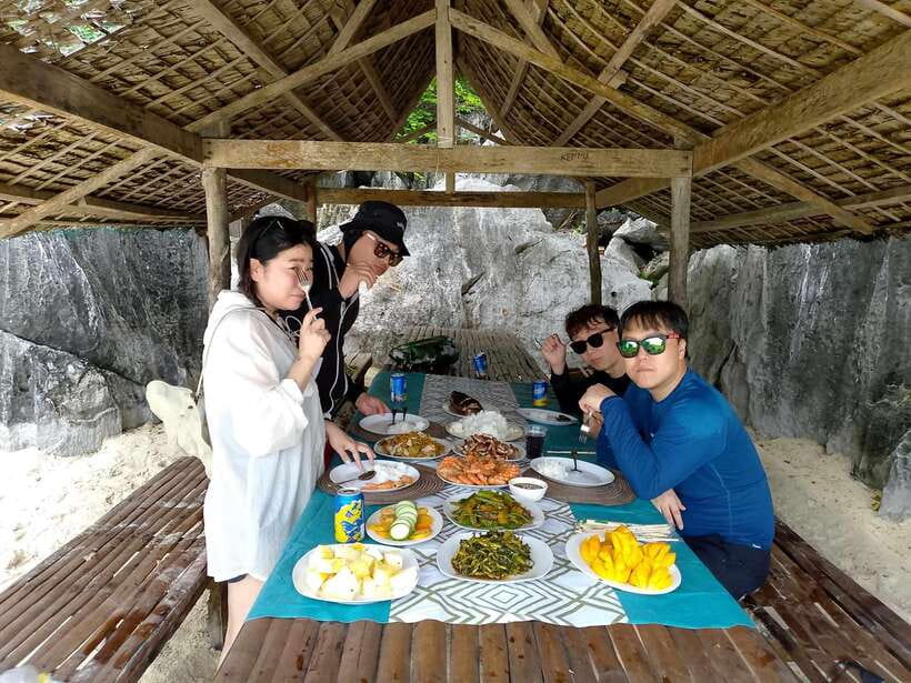 Coron/Palawan: Coron Super Ultimate Tour with Lunch - Lunch on a white-sand beach