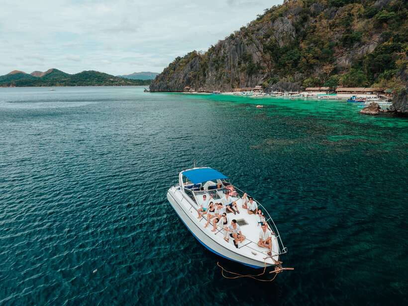 Coron: Private Island-Hopping Tour on a Yacht or Speedboat - Barracuda Lake and the strange water below