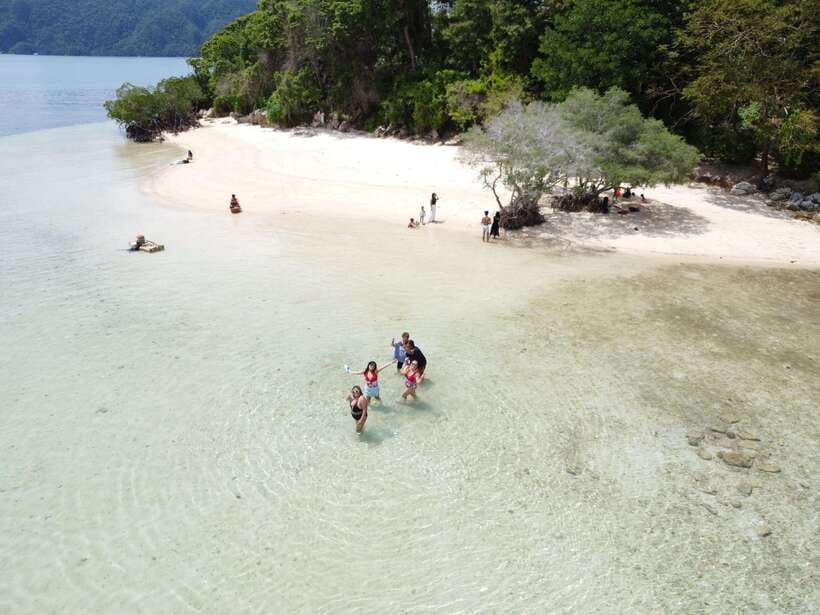 CORON TOUR - PRIVATE BOAT RENTAL with LUNCH (7 Destinations) - Seeing Skeleton Wreck from the surface