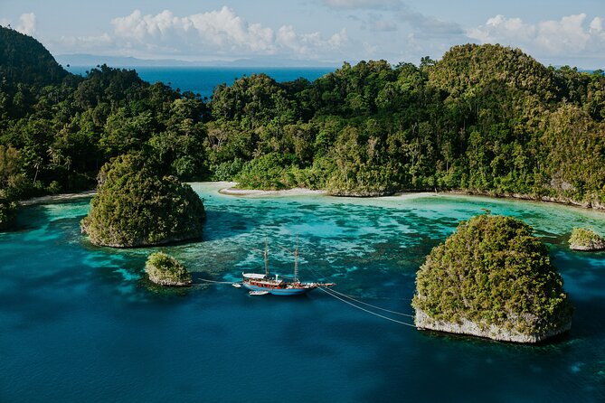 Coron Ultimate Tour - Full Day Group Tour w/ Lunch - Lunch, boat service, and the group size