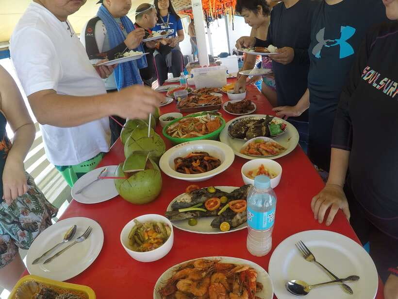 Dumaguete: Dolphin Watching & Manjuyod Sandbar Private Tour - Seafood lunch on a banca boat
