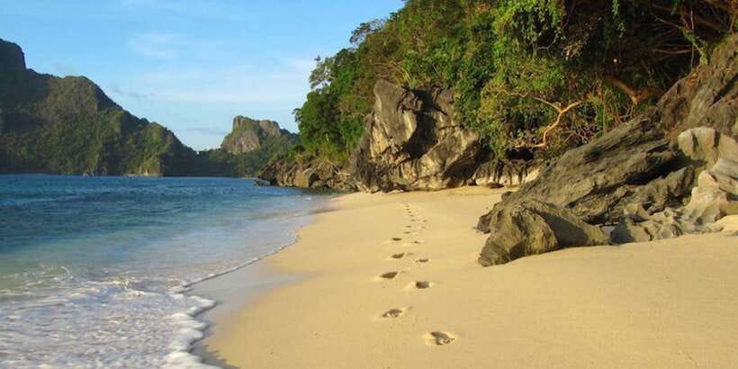 El Nido: Hidden Beaches and Lagoons Boat Hopping Tour D - Paradise Beach and the best shallow-water stop