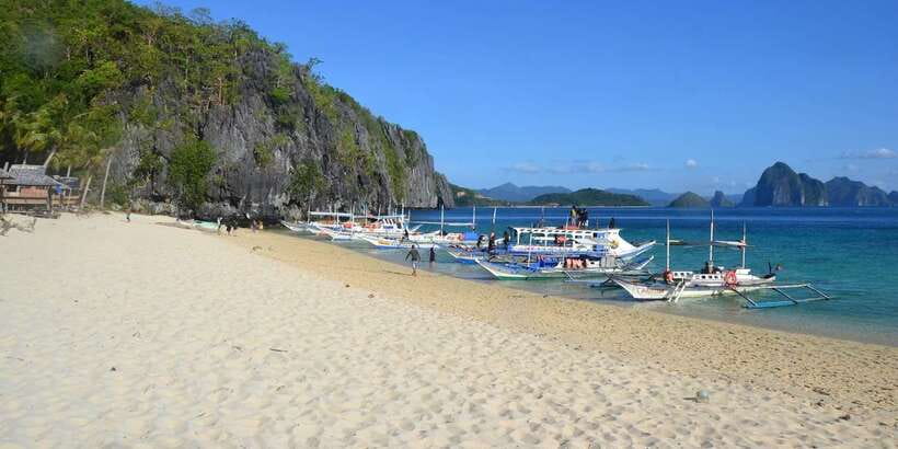 El Nido: Island Hopping Tour A Lagoons and Beaches - The crew makes a real difference