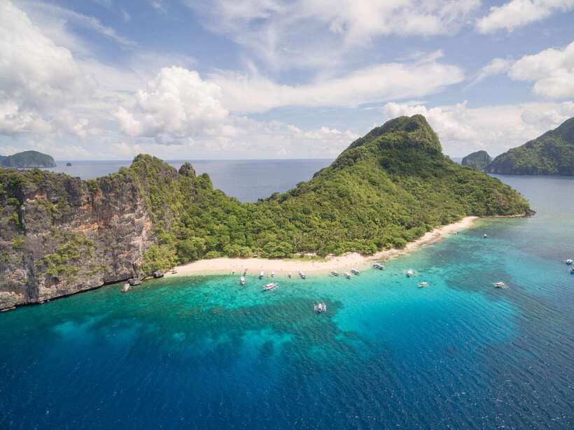Limestone islands and shallow turquoise water off El Nido, Palawan