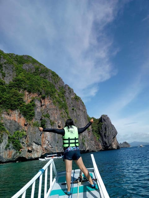 El Nido Island Tour D - Cadlao Lagoon and the limestone walls