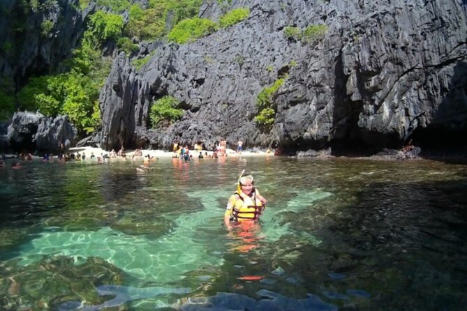 El Nido Shrine and Beach Escapade Private Tour - Finding the quiet side of Hidden Beach