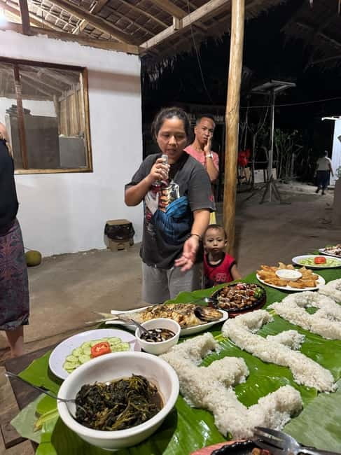 El Nido, Sibaltan: Family Dinner, Bonfire and Karaoke - The banana-leaf boodle fight dinner at 7:00 PM