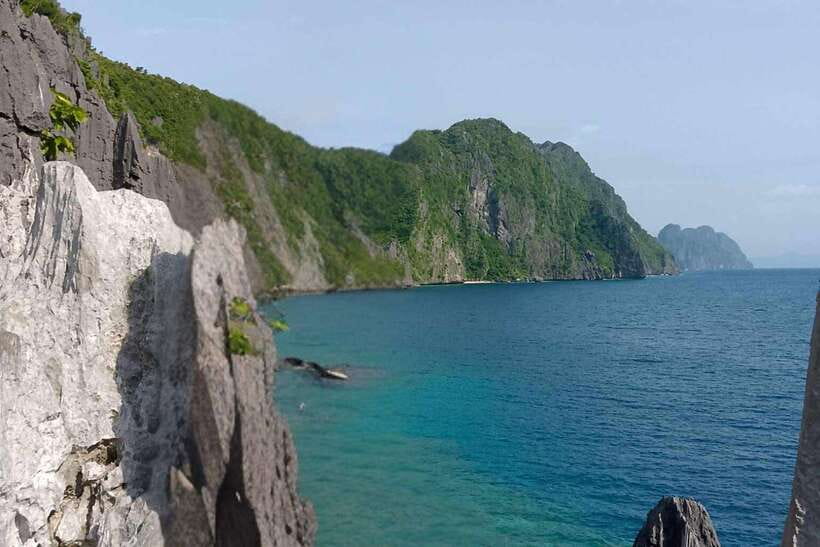 El Nido: Tour C to Hidden Beach, Helicopter Island & More - Meeting in El Nido and getting onto the water