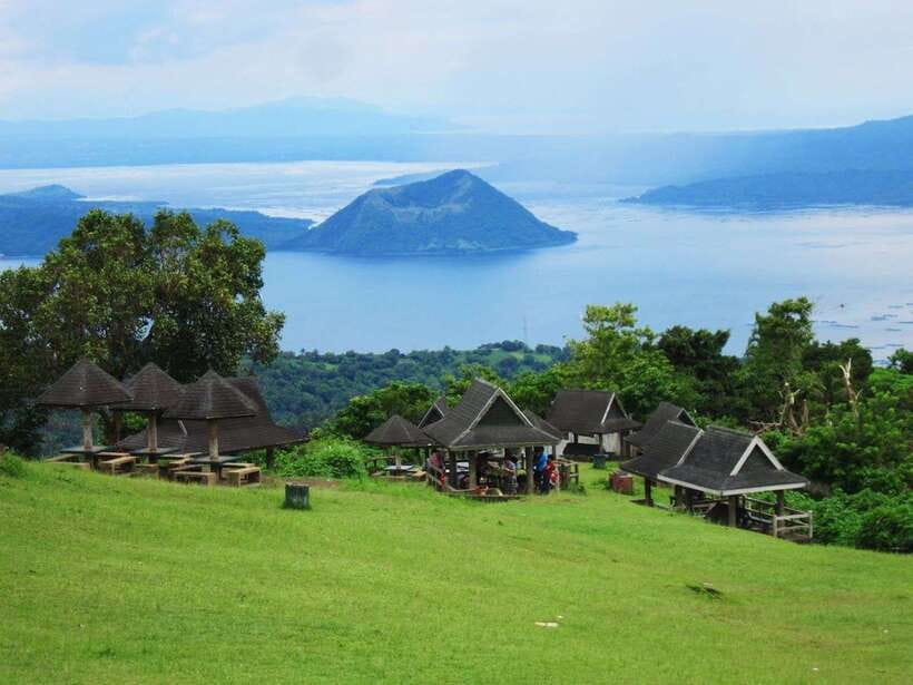 From Manila: Panoramic Tagaytay Ridge Tour - The drive south from Manila