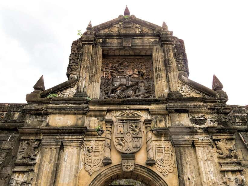 Manila: Filipino Historic Walking Tour in Intramuros - The walls and the quiet wartime memorial