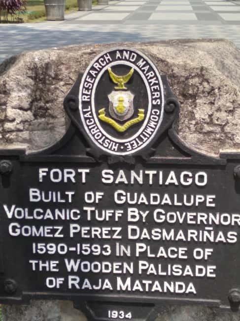 Manila: Fort Santiago Guided Tour - The fortress, walls, and baluartes