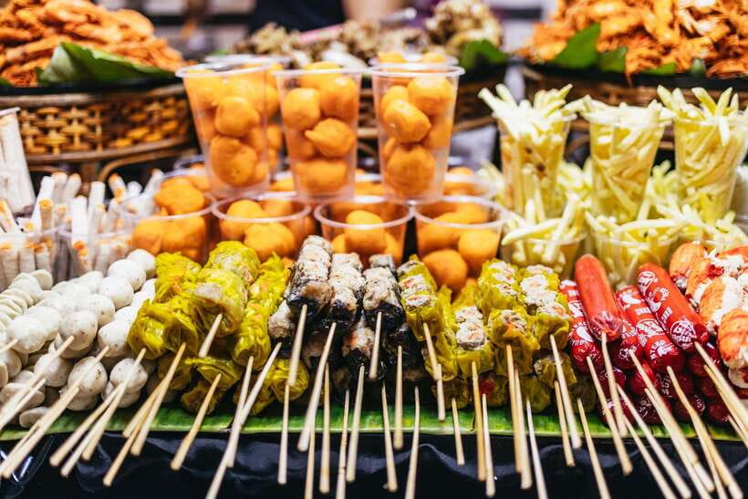 Manila: Guided Night Market Experience - The night vegetable market and the work behind dinner