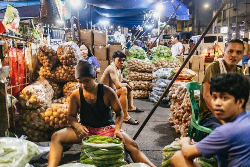 Manila: Guided Night Market Experience - Filipino street food with help from Floyd or Venus