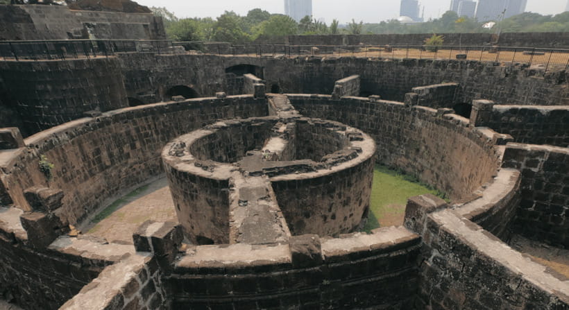 MANILA HALF-DAY TOUR (4HRS) - Plaza Roma and the Manila Cathedral