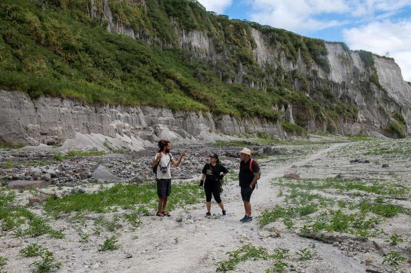 Manila: Mount Pinatubo 4X4 & Hiking Trip - The 6-Kilometer Hike to the Crater