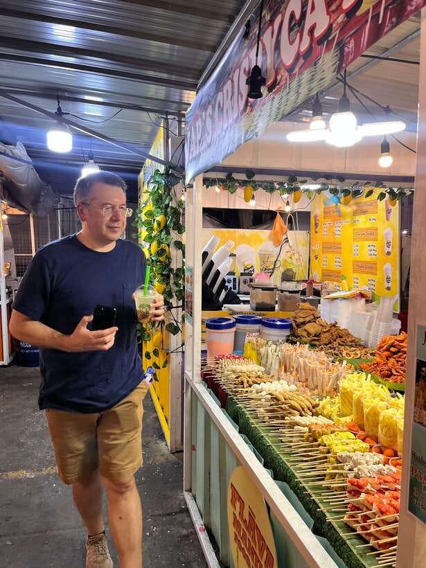 Manila Night Market with Local Guide - Entering Divisoria after dark