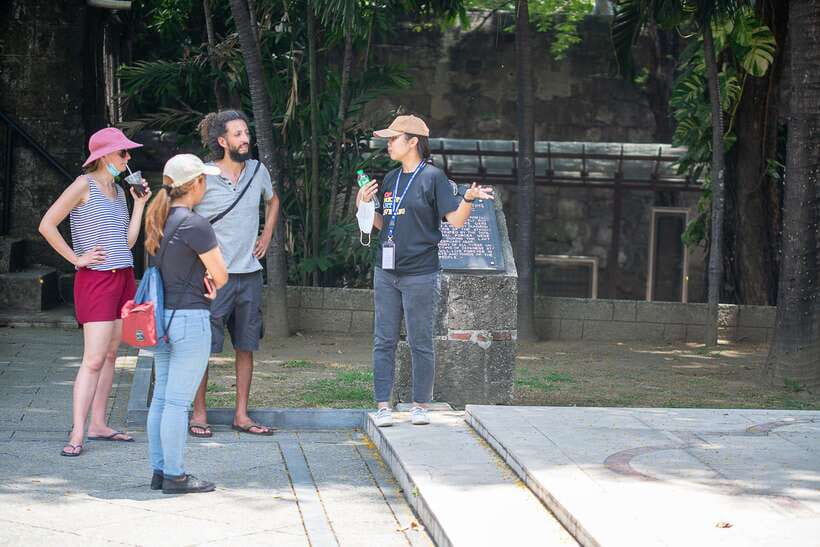 Manila: Sightseeing and Food Walking Tour with Tastings - Getting around like a local
