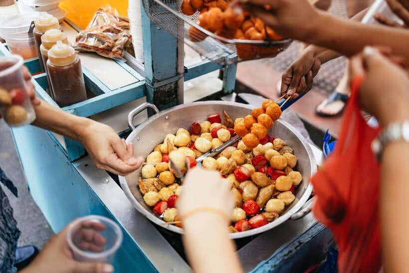 Manila: Street Food and Drinks Walking Tour with Tastings - Banana cue, kamote fries, and turon