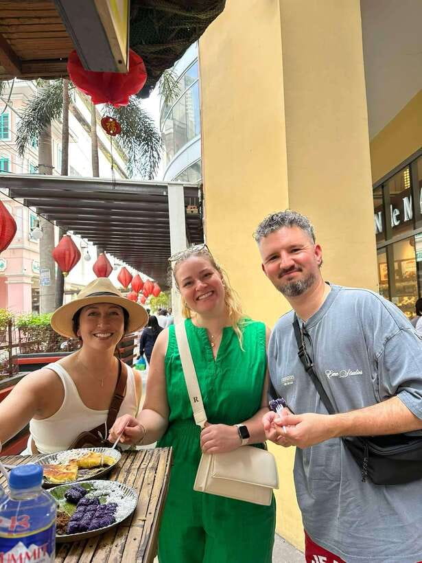 Manila Street Food and Drinks with Tuktuk Experience - Who should book this experience
