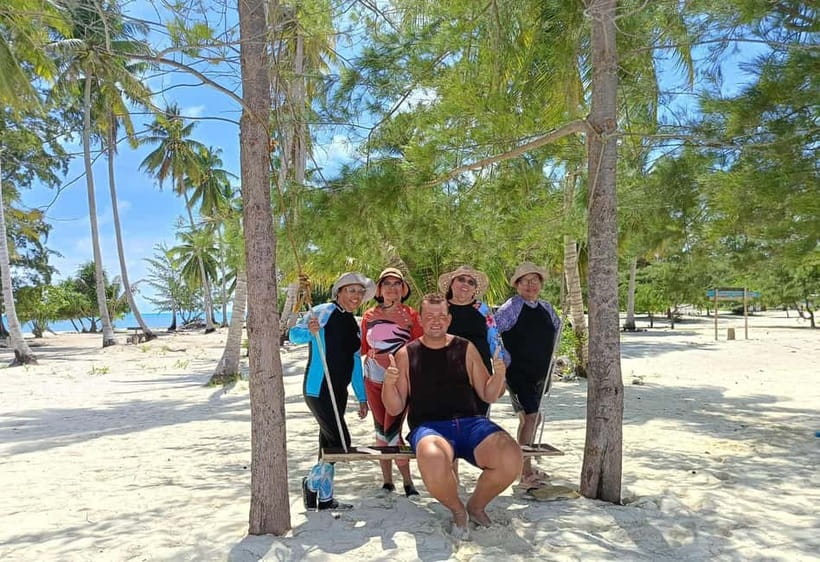 PALAWAN: Balabac Island Hopping with Full board Meals - Sandbars and white beaches at Mansalangan and Siksikan