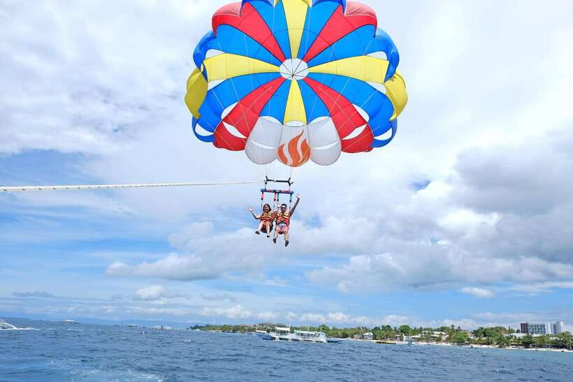 Panglao: Solo or Tandem Parasailing Experience near Alona - Taking off from Alona Beach