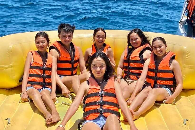 Panglao: UFO Ride Experience along Alona Beach - Getting ready with the UFO boat and life jacket