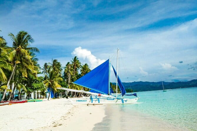 Paraw Sailing Day Tour - The first minutes on the traditional outrigger boat