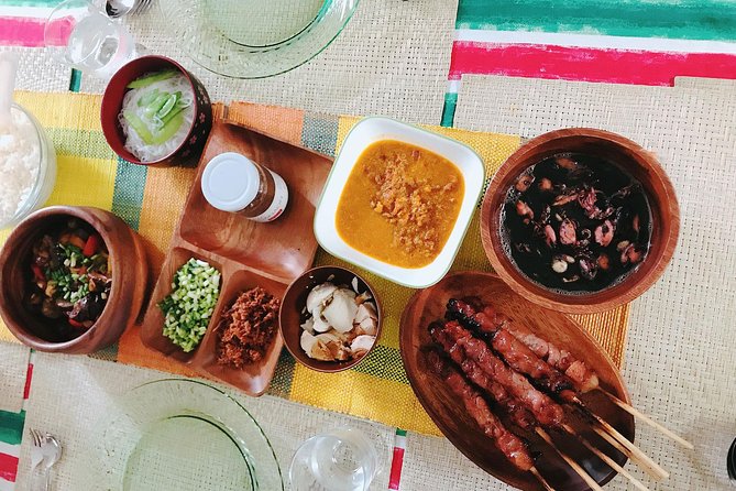 Private Filipino cooking class in a local Manila Home - A short garden visit with calamansi and lemongrass