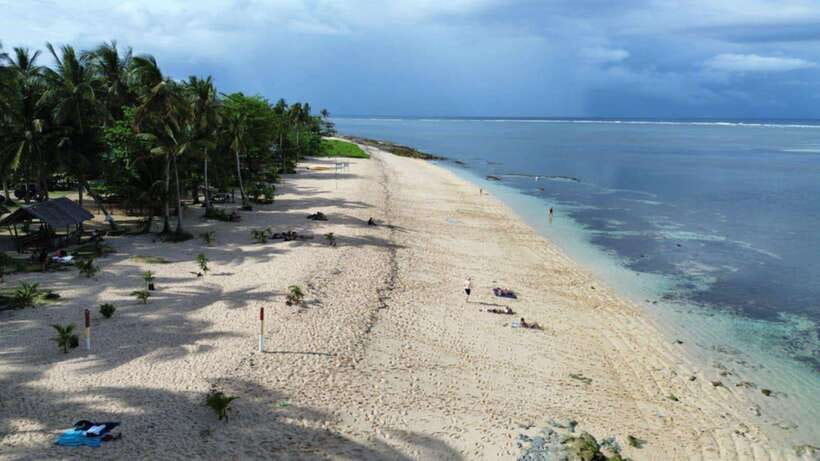 Tri island tour: Naked Island, Daku Island and Guyman Island - Daku Island supplies the day’s main meal